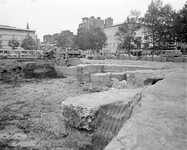 851743 Afbeelding van de archeologische opgravingen van het vroegere Kasteel Vredenburg in de bouwput op het Vredenburg ...